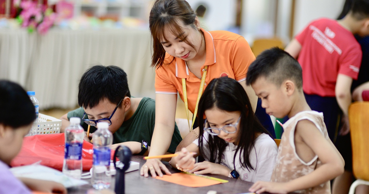 Trẻ em TP.HCM thích thú làm đồ thủ công miễn phí, quên cả ti vi và điện thoại