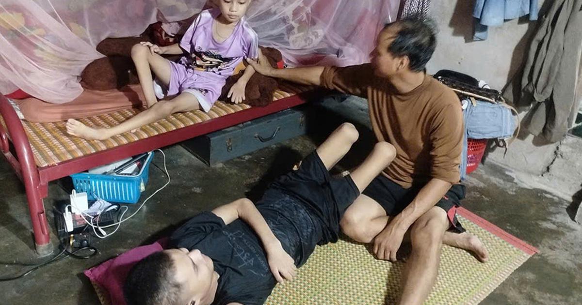 Hai anh em bị bại liệt, ước mơ có xe lăn đến trường