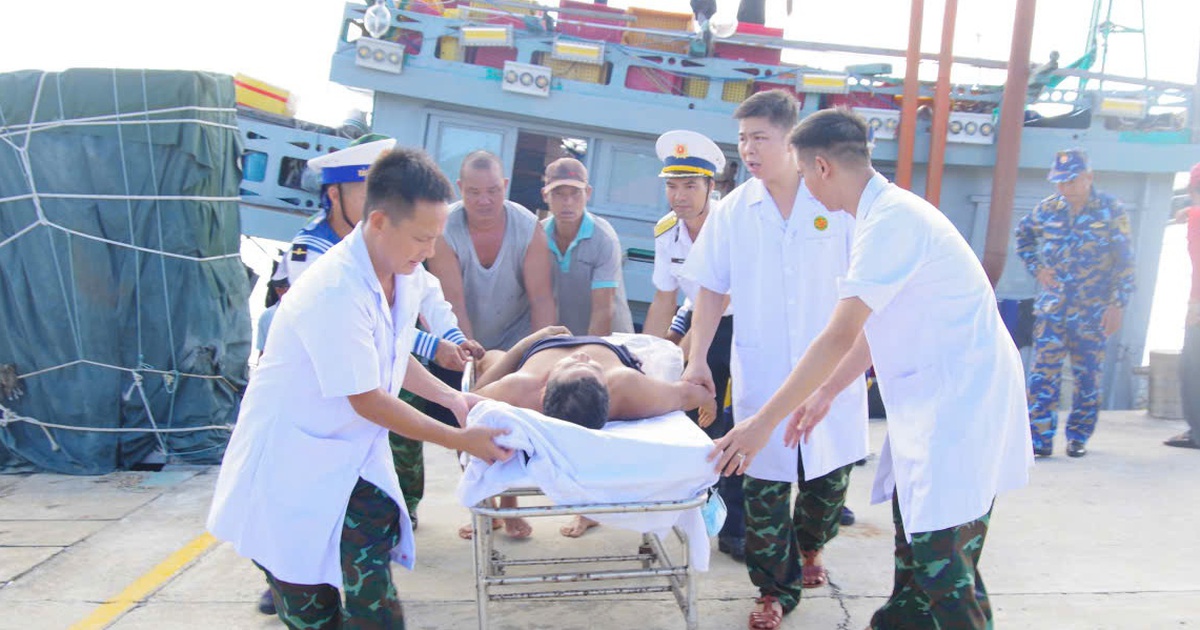 Bệnh xá đảo Trường Sa kịp thời cấp cứu ngư dân bị đứt lìa cẳng chân