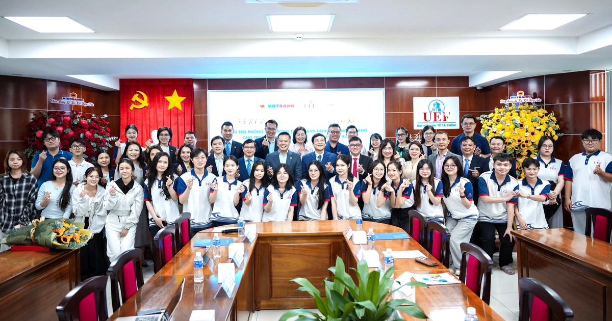 Phòng thực hành hơn 1 tỉ đồng mô phỏng nghiệp vụ ngân hàng cho sinh viên