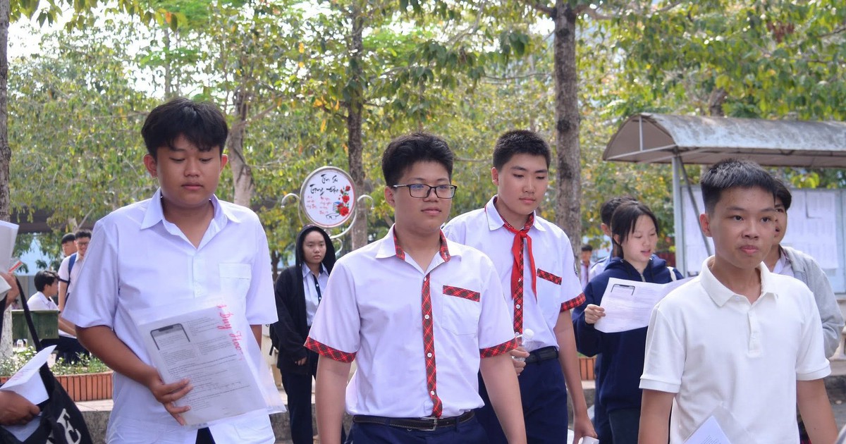 Một trường THPT top đầu có điểm chuẩn vào lớp 10 '3 môn 9 điểm'