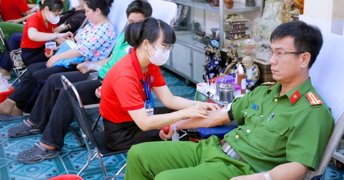 Hai cha con 99 lần hiến máu cứu người