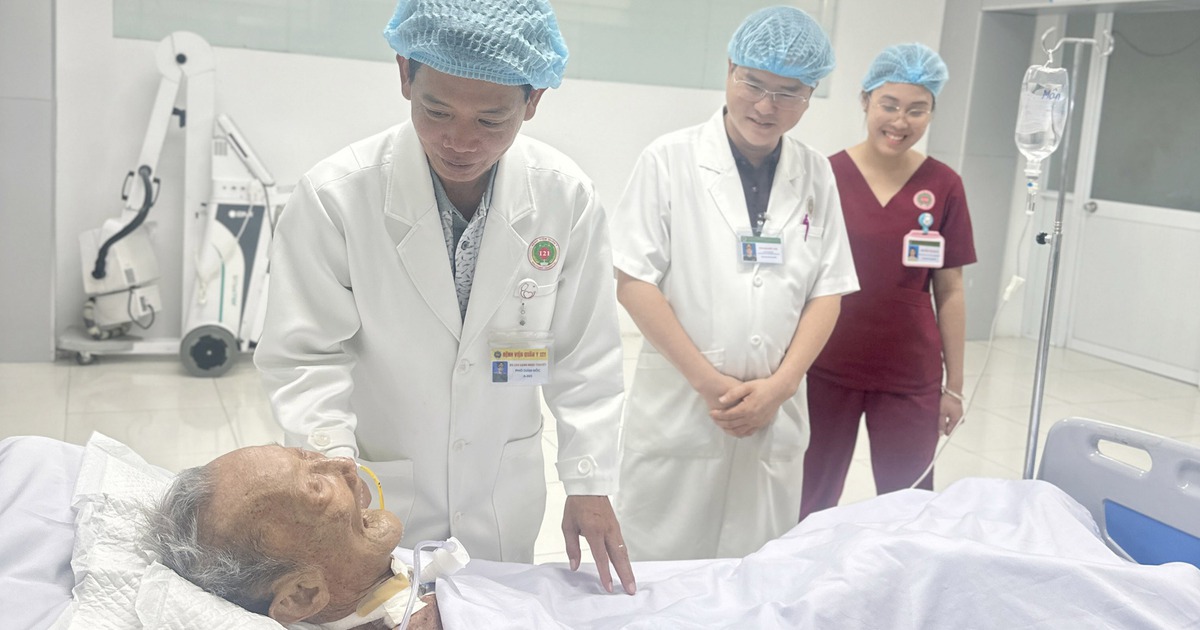 Bệnh viện Quân y 121 nỗ lực cứu sống cụ ông 100 tuổi