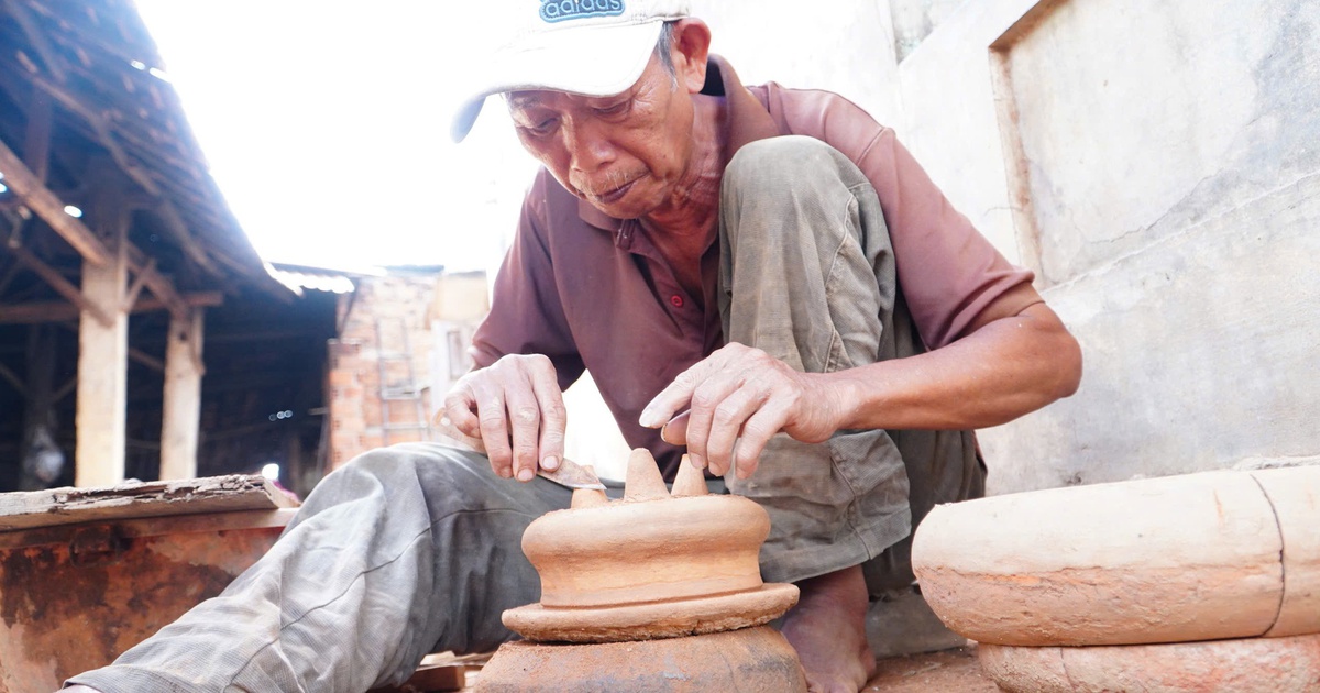 Giữ lửa ở l&agrave;ng đ&uacute;c đồng Bằng Ch&acirc;u