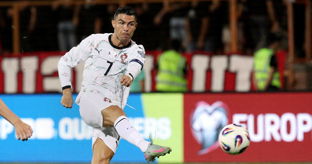 Giữa bão tranh cãi, Bruno Fernandes nói gì về Ronaldo?