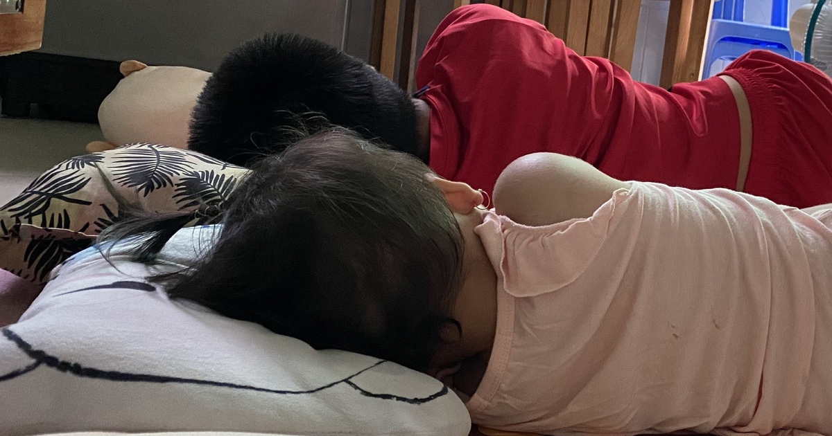 Tranh cãi chuyện cho con ngủ trễ dịp hè