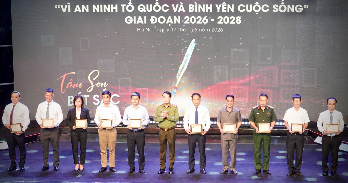 Ph&oacute; tổng bi&ecirc;n tập B&aacute;o Thanh Ni&ecirc;n nhận Kỷ niệm chương Bảo vệ an ninh Tổ quốc