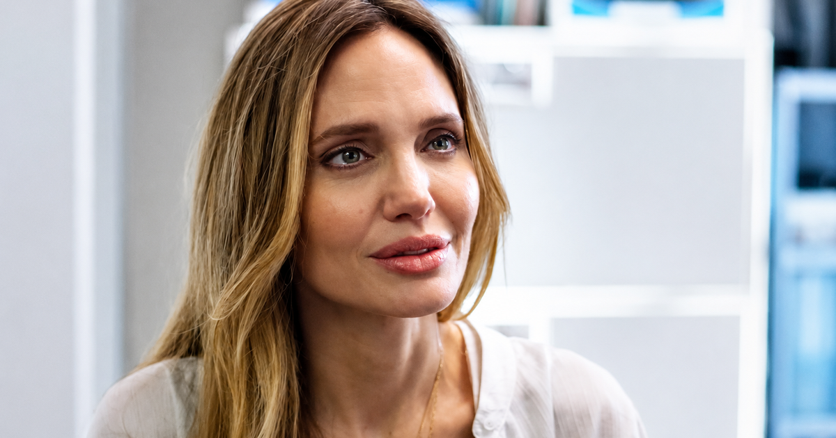 Angelina Jolie trải l&ograve;ng về nỗi đau mất mẹ