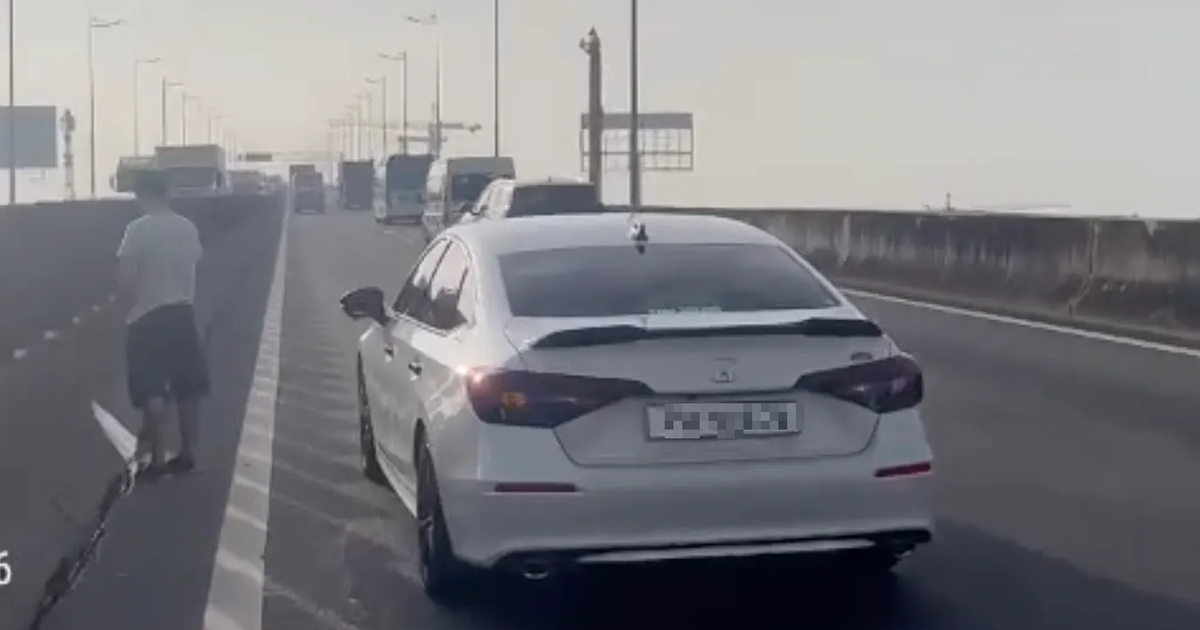 Dừng xe tr&ecirc;n cao tốc đi vệ sinh, t&agrave;i xế n&oacute;i 'bất khả kh&aacute;ng' vẫn bị phạt