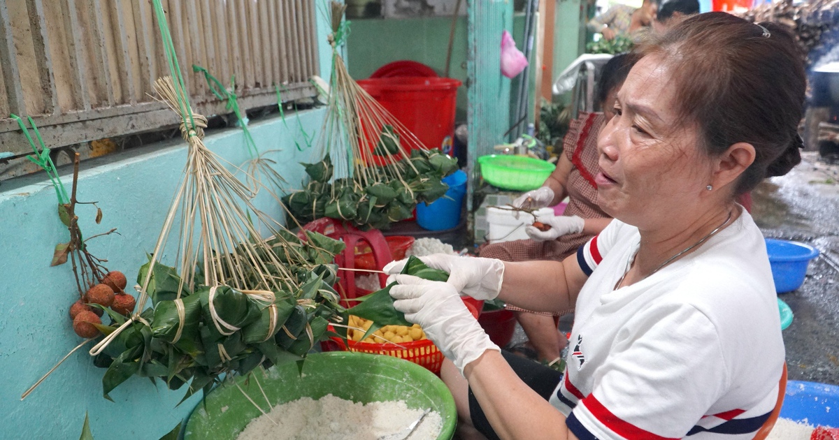 Cả x&oacute;m ở TP.HCM thức xuy&ecirc;n đ&ecirc;m g&oacute;i h&agrave;ng trăm ng&agrave;n chiếc b&aacute;nh &uacute; đ&oacute;n Tết Đoan Ngọ