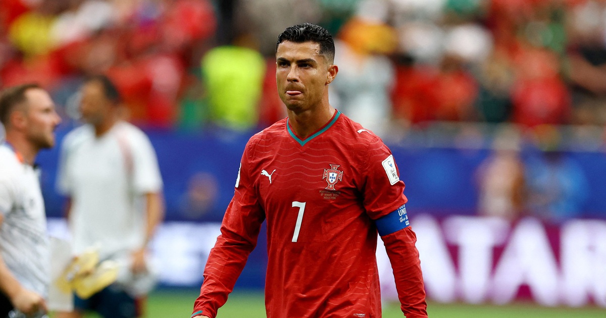 Ronaldo vùng vằng bỏ đội rời sân, HLV Bồ Đào Nha bối rối: 'Chưa quen quy trình'