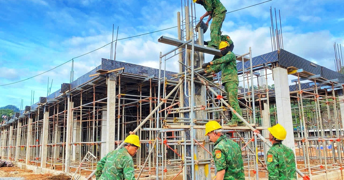 Người lính 'gác súng cầm bay': Dựng những mái trường giữa đại ngàn Đà Nẵng