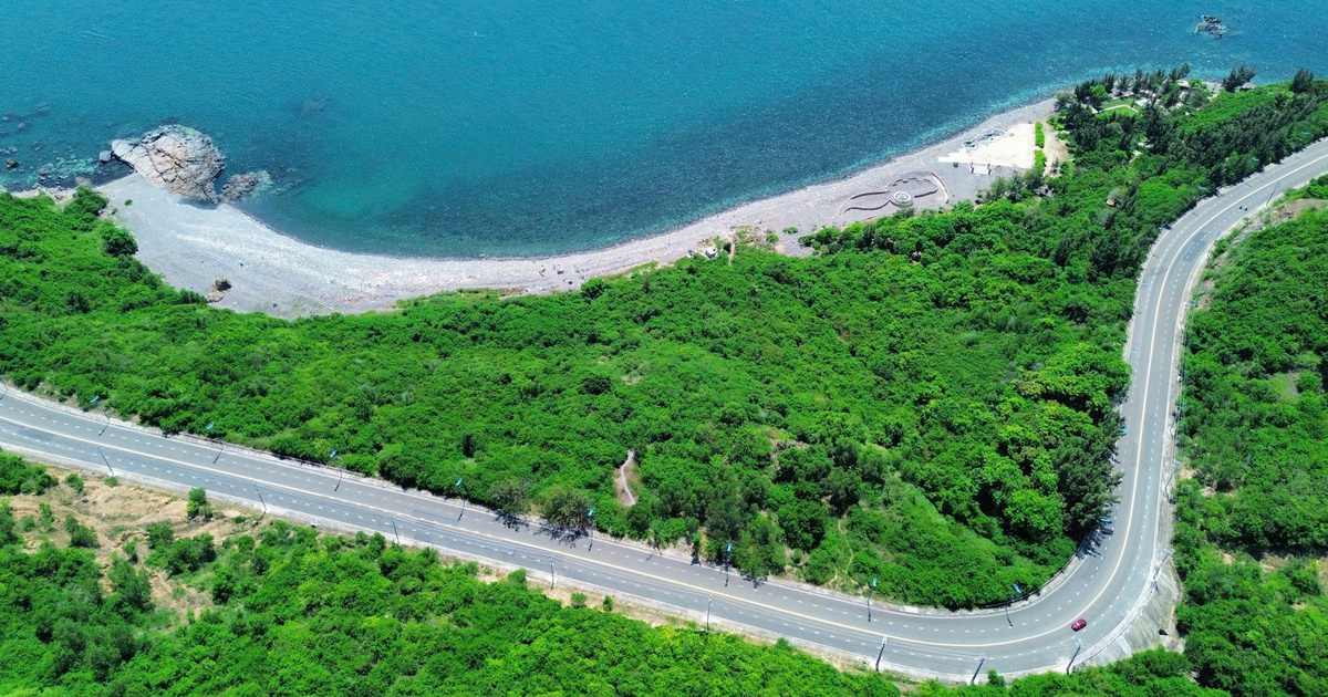 Bãi Sỏi dưới đèo Lương Sơn tuyệt đẹp, biển Nha Trang rất 'khác lạ'