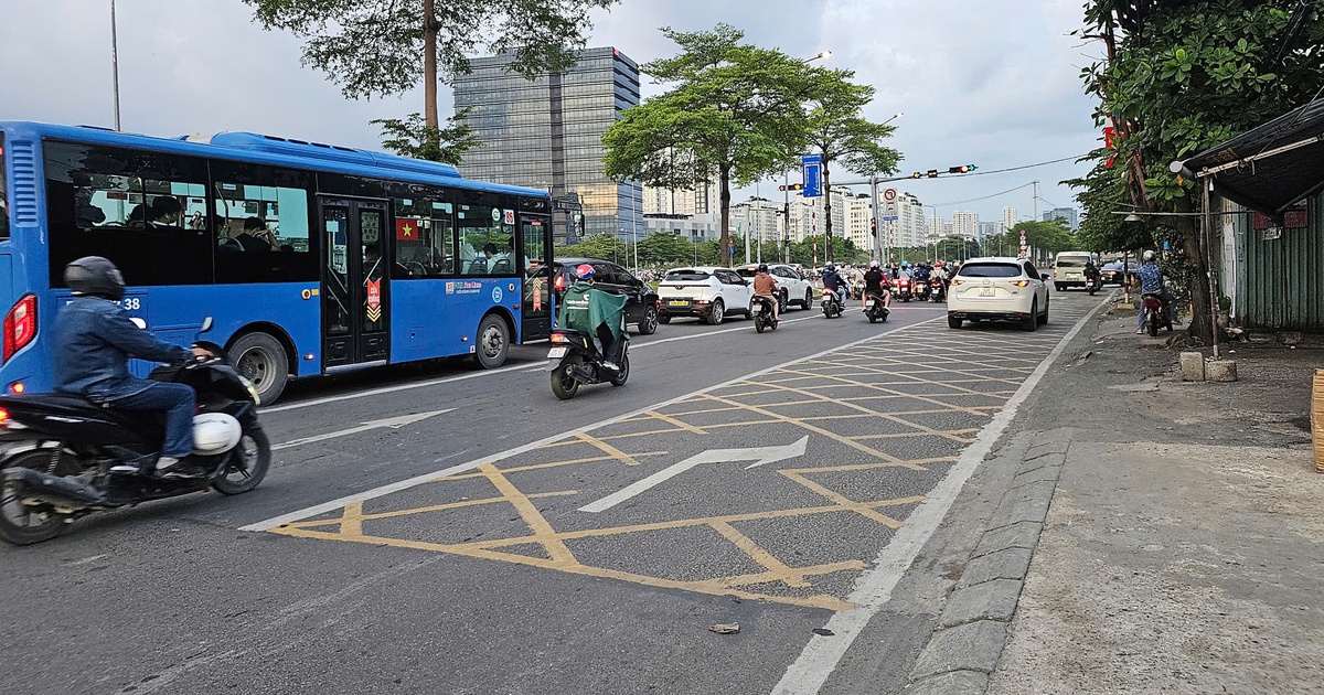 Cửa ng&otilde; Nam S&agrave;i G&ograve;n: Xe dừng mua h&agrave;ng, l&agrave;n rẽ phải bị 'b&oacute;p nghẹt'
