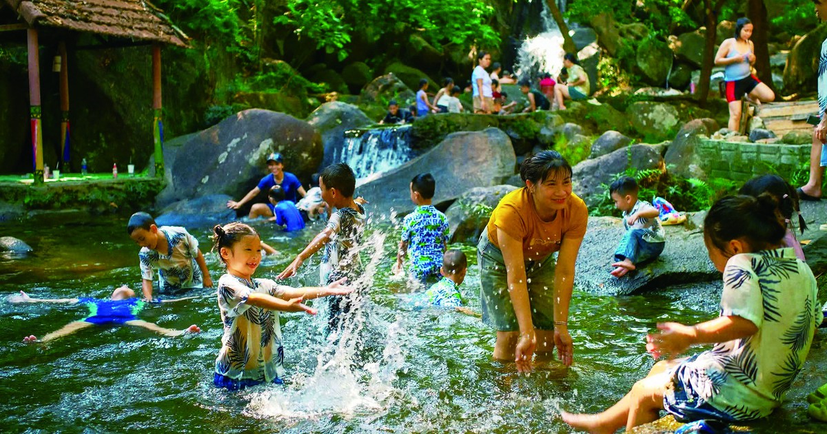 ‘Trốn nóng’ ở Suối Hoa