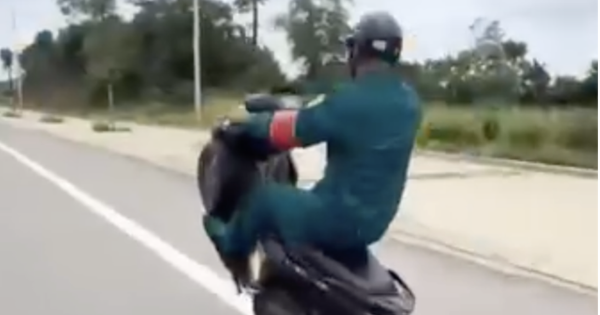 Nam thanh niên mặc trang phục dân quân tự vệ lái xe bốc đầu bị tịch thu phương tiện