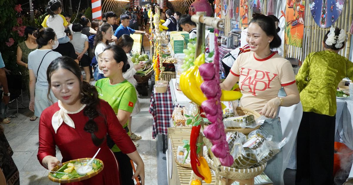 Buffet bánh dân gian và trái cây miễn phí tại bến Ninh Kiều