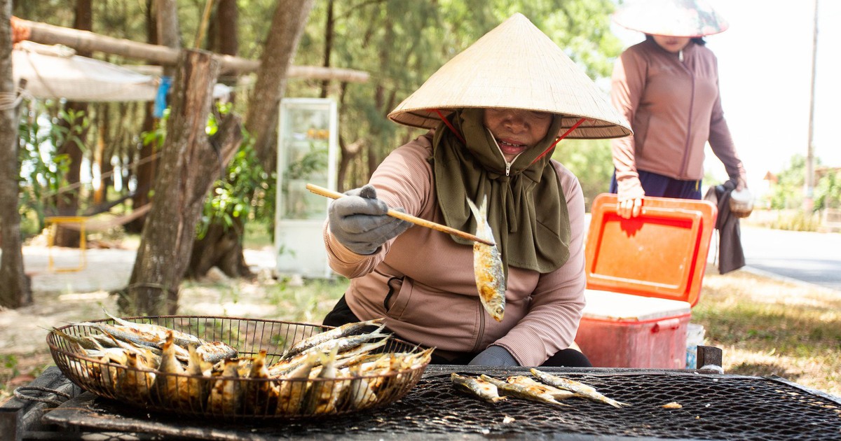 Thưởng thức cá trích nướng vừa rời bếp than ở biển Quảng Trị