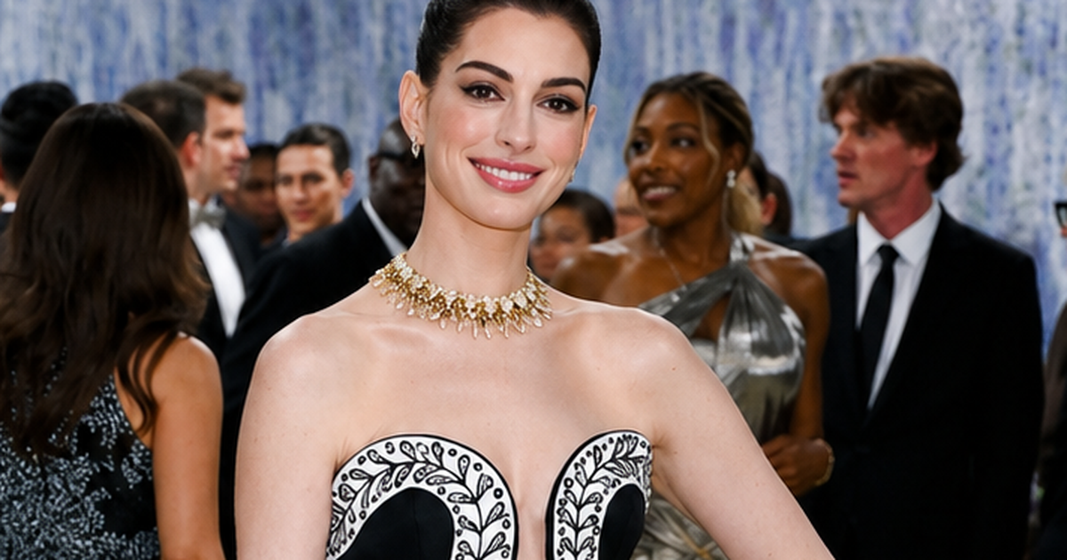 'Người đẹp nhất thế giới 2026' Anne Hathaway đón 'tin vui' ở tuổi 44