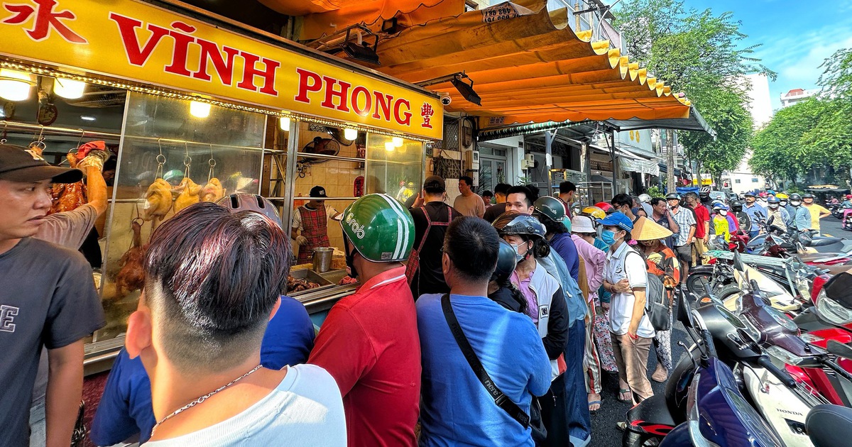 Tết Đoan Ngọ: Đ&ocirc;ng nghẹt người xếp h&agrave;ng mua vịt quay ở TP.HCM, chờ tới 2 tiếng