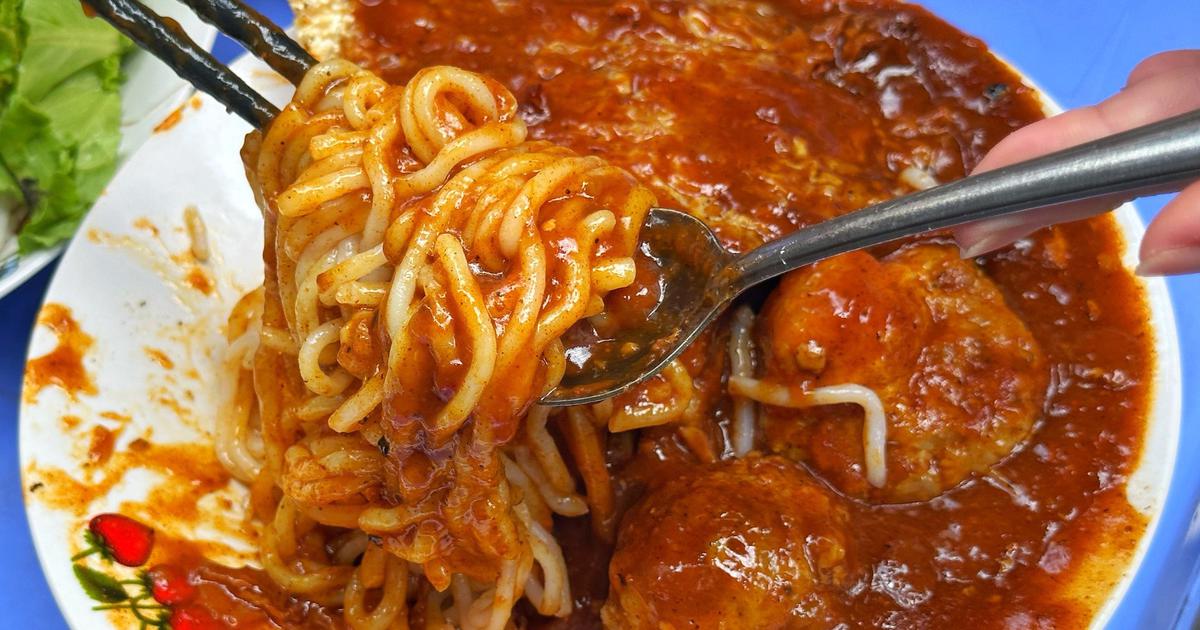 B&aacute;nh tầm cay đặc sản C&agrave; Mau ở TP.HCM: Qu&aacute;n b&igrave;nh d&acirc;n trong hẻm b&aacute;n 24/7