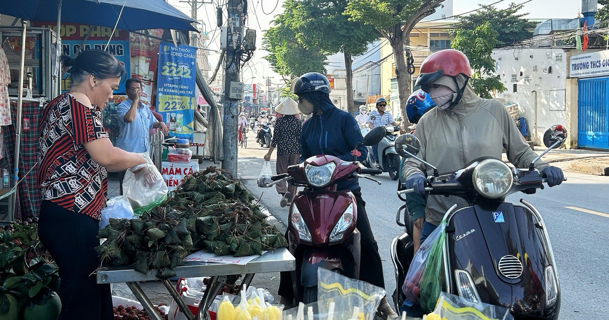Tết Đoan Ngọ ăn bánh ú tro, nhớ quê nhà da diết