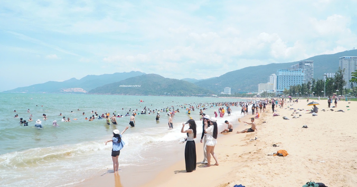 Đ&uacute;ng 12 giờ trưa Tết Đoan Ngọ, h&agrave;ng ng&agrave;n người đổ ra biển Quy Nhơn