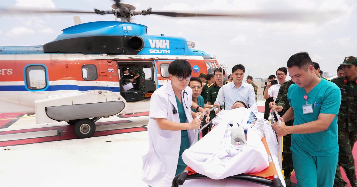Trực thăng đưa bệnh nhân nguy kịch từ Nhà giàn DK1 về đất liền cấp cứu