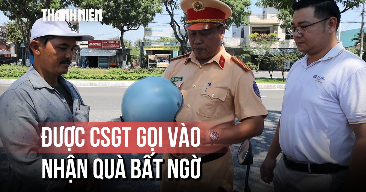 Người dân bất ngờ khi được CSGT gọi vào lề để nhận món quà đặc biệt