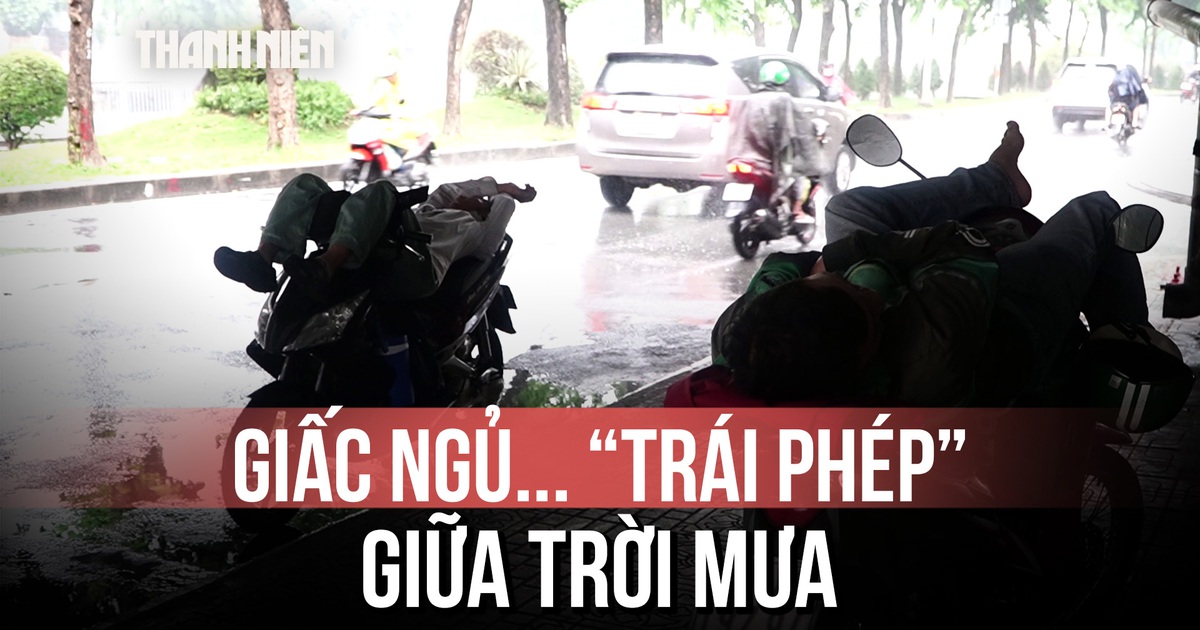 Cảnh tượng khó tin dưới gầm cầu ở TP.HCM: Người ngủ, người trú mưa sát làn xe chạy