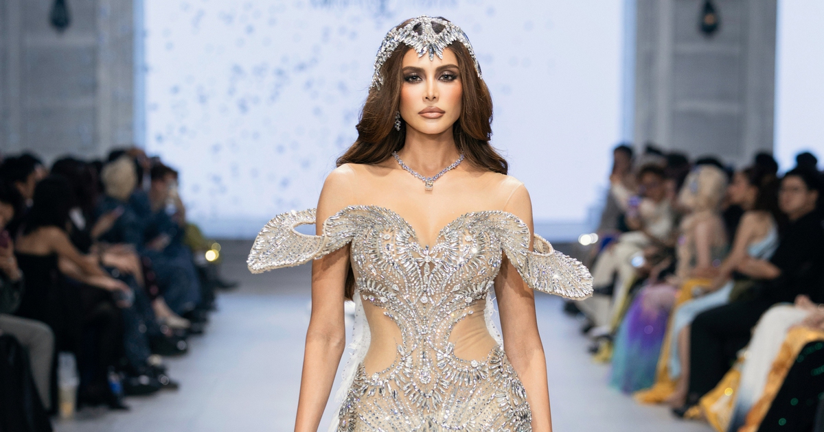 Miss Grand International All Stars diện váy cắt xẻ, làm vedette cho Nguyễn Minh Tuấn