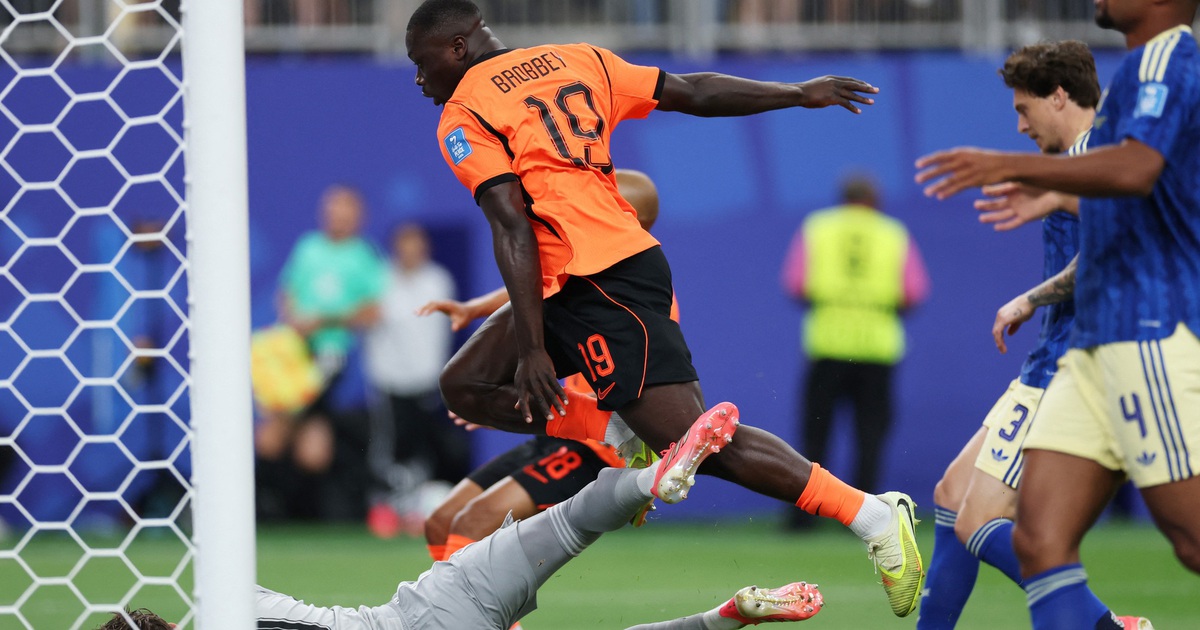HLV Koeman quá cao tay: 'Quái thú' Hà Lan Brobbey bước ra từ bóng ma tống tiền
