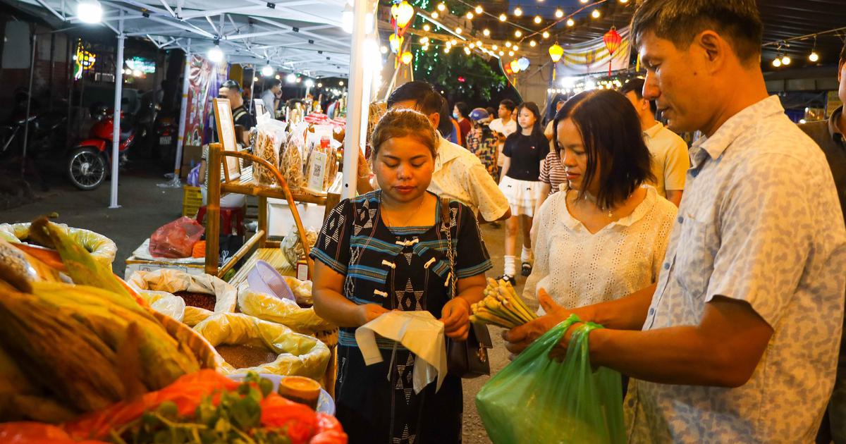 Hàng ngàn người đổ về phiên chợ quê Hòa Vang 'săn' nông sản sạch