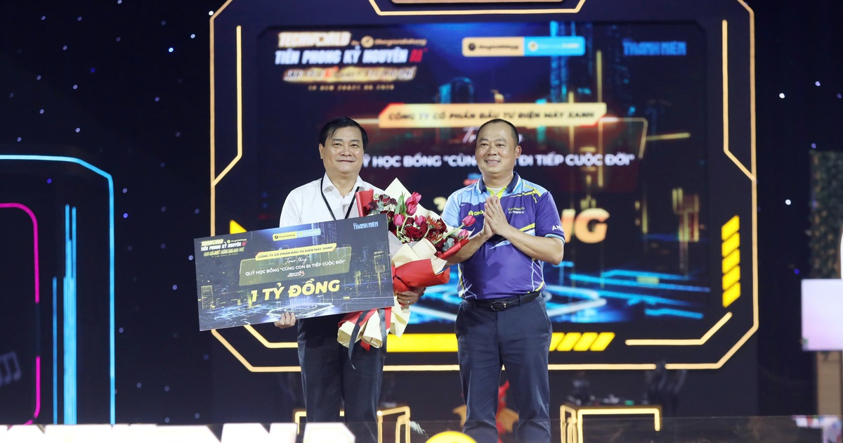 Trao 1 tỉ đồng cho chương trình 'Cùng con đi tiếp cuộc đời' tại ngày hội công nghệ hàng đầu Việt Nam