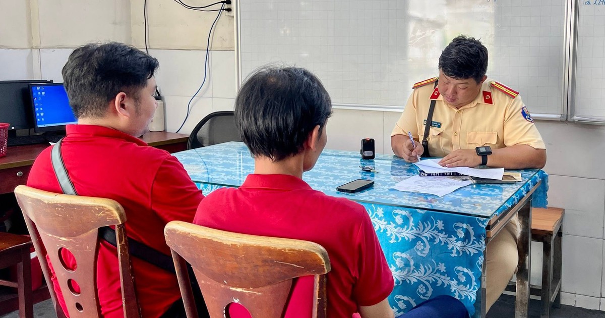 Xe buýt 2 tầng chở Hương Giang diễu hành bị phạt 17 triệu vì chạy sai tuyến