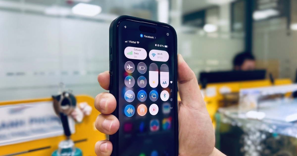 Lý do khiến màn hình iPhone tự động tối sầm đi