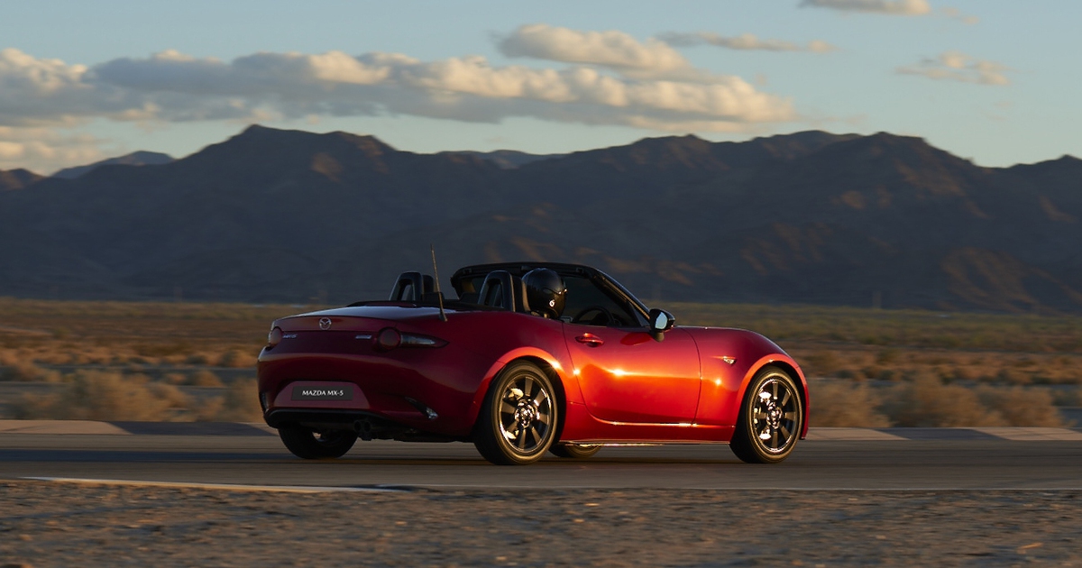 'Xe chơi' Mazda MX-5 giá từ 1,3 tỉ đồng hút khách Việt