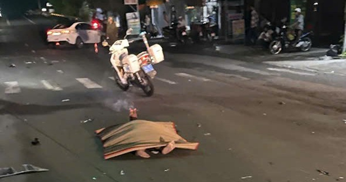 Ô tô tông xe máy đang dừng chờ đèn đỏ, 2 người tử vong