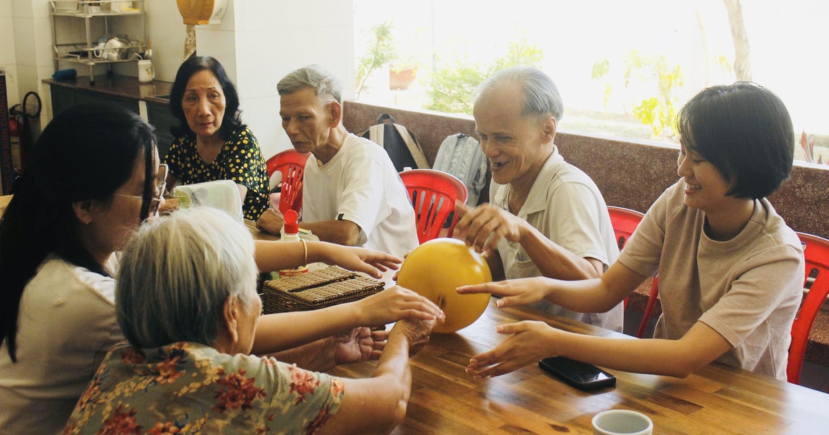 Tiếng hát ở viện dưỡng lão và lời dặn rưng rưng: ‘Nhớ ghé thăm các cụ nha!’