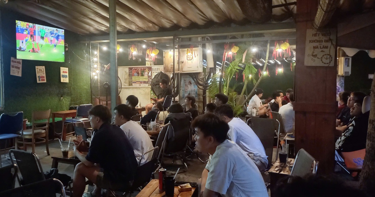 Đêm World Cup ở TP.HCM: Người trẻ chen kín quán cà phê, reo hò theo pha bóng