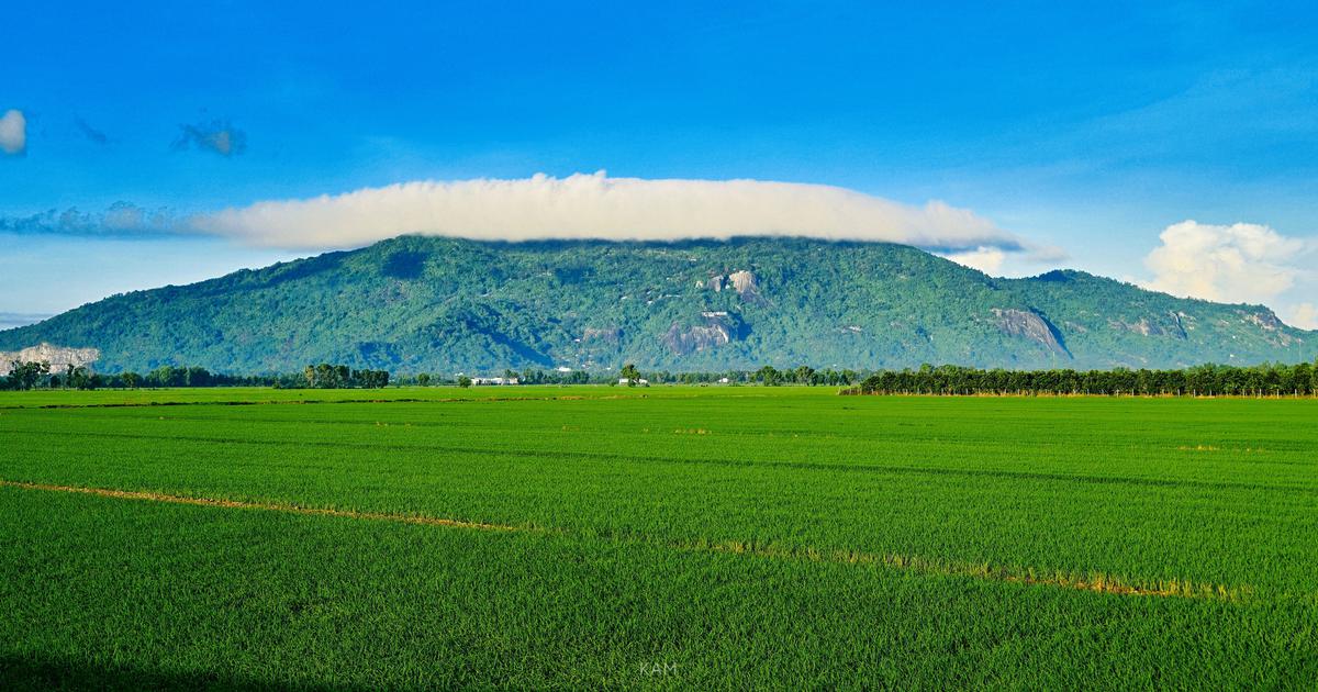 Mây trắng 'đội nón' cho núi Cô Tô, báo hiệu mùa săn mây đẹp nhất vùng Bảy Núi