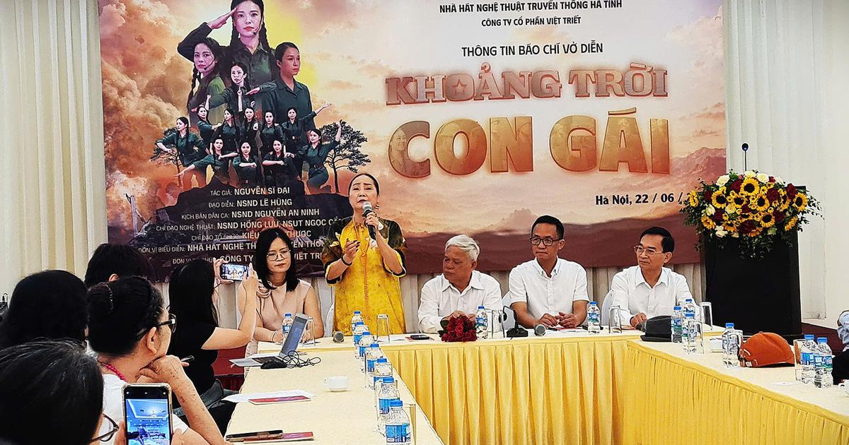 NSND Hồng Lựu hát ví, giặm về 10 cô gái Ngã ba Đồng Lộc