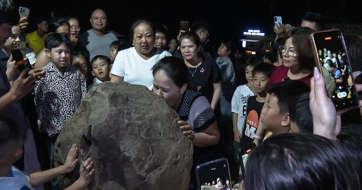 Kỳ lạ hòn đá 300 kg ở Quảng Ngãi: Thổi vào lỗ nhỏ, phát tiếng tù và