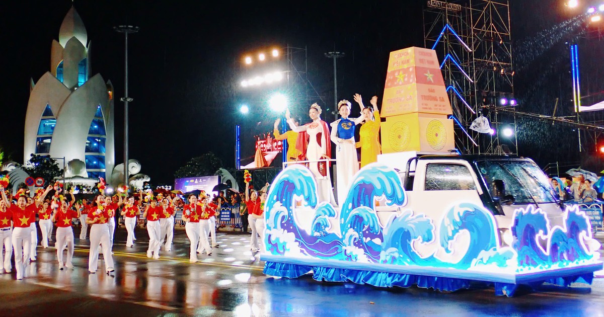 Festival Biển Khánh Hòa 2026: Lần đầu xuất hiện 9 sân khấu di động trên xe  hoa