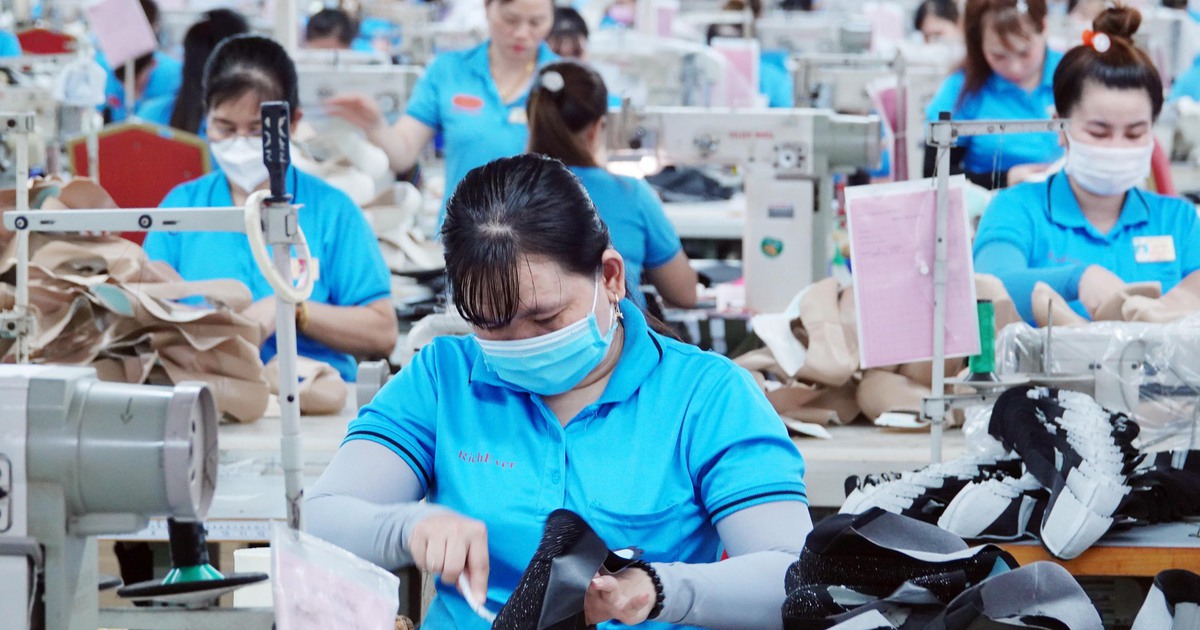 Thu nhập kh&ocirc;ng theo kịp chi ph&iacute; sinh hoạt, đề xuất tăng lương tối thiểu đến 9,8%