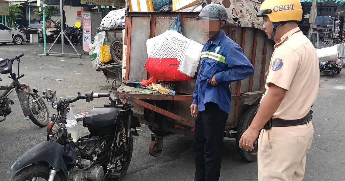Xe máy kéo thùng rác trên đường: Nhiều người không biết có thể bị phạt