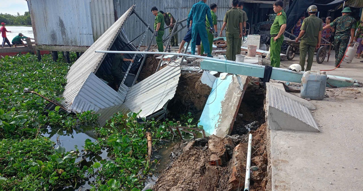 An Giang: 3 căn nhà rơi xuống sông Cái do sạt lở