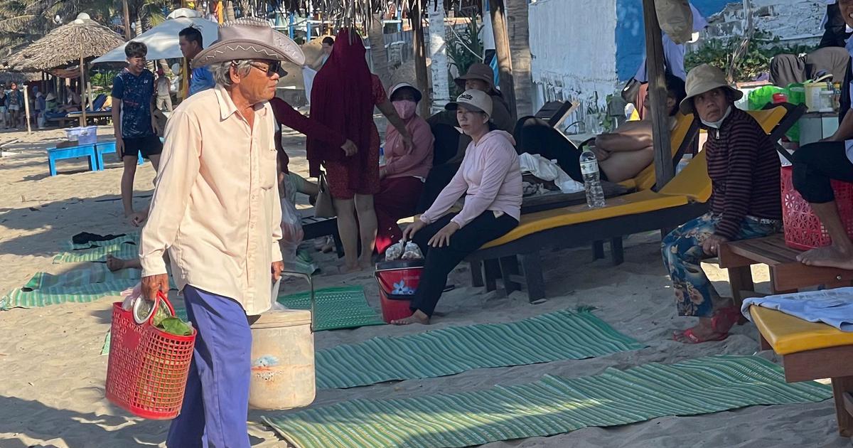 Biển An Bàng đông nghịt du khách tránh nóng, người lao động mưu sinh trên cát bỏng