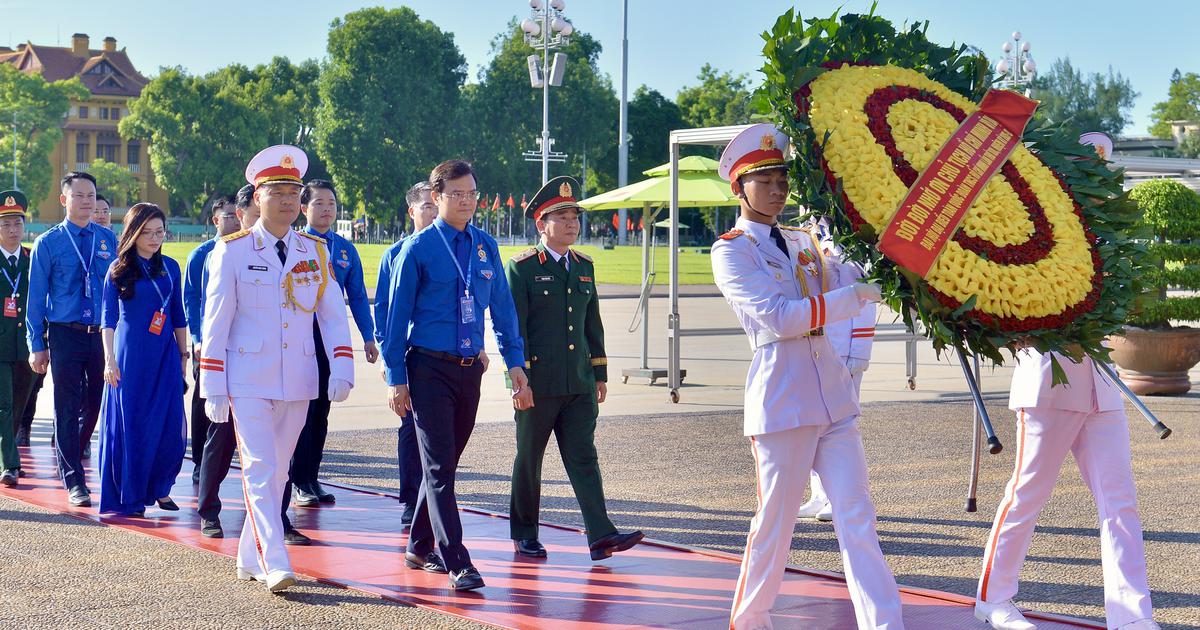 788 đại biểu Đại hội Đoàn toàn quốc báo công và vào Lăng viếng Bác