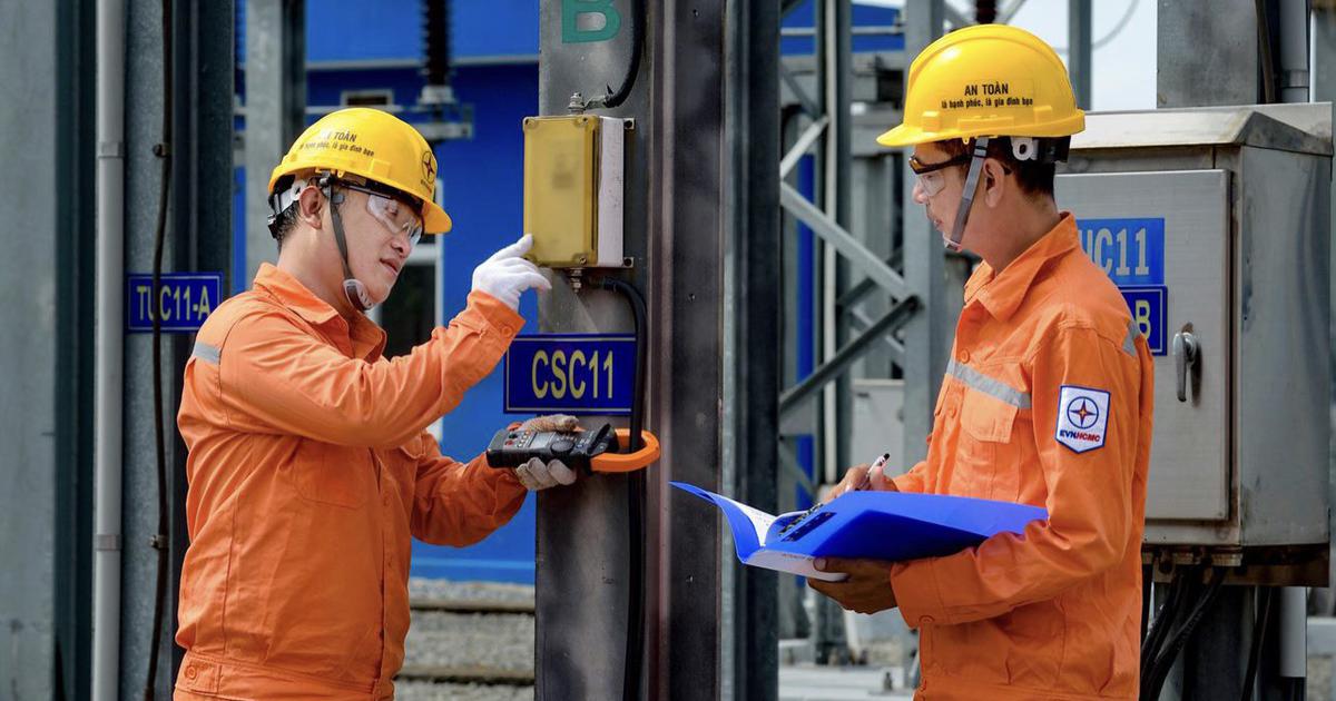 Từ ph&ograve;ng th&iacute; nghiệm nơi giảng đường đại học nh&igrave;n về th&agrave;nh phố